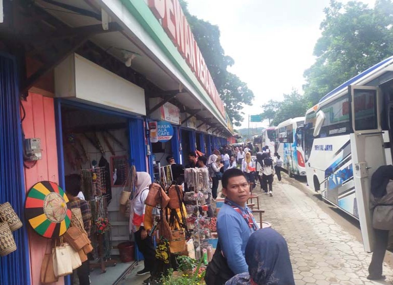 Peserta KFBN Kunjungi Stand Dekranasda Kukar