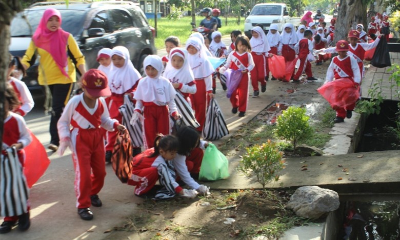 SDN 018 Tenggarong Adakan Jalan Sehat Peduli Lingkungan