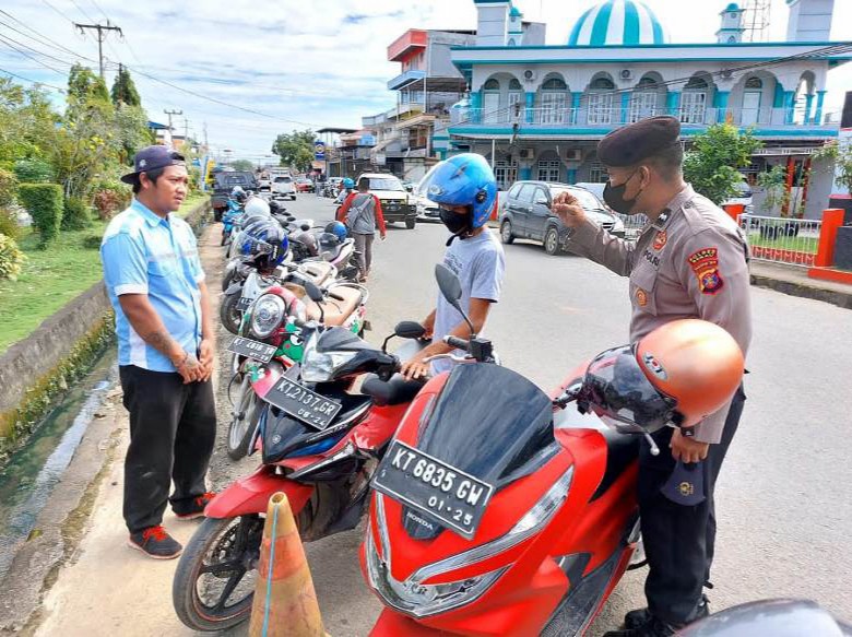 Parkir Dibahu Jalan, Polsek Tanjung Beri Arahan dan Tindakan Bagi Pengemudi Nakal