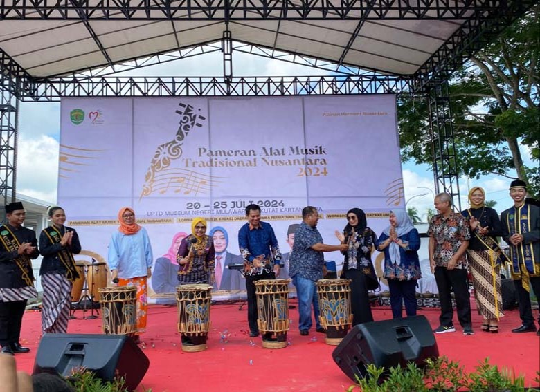 Ketua DPRD Kukar Abdul Rasyid : Generasi Muda Harus Mencintai Alat Musik Tradisional