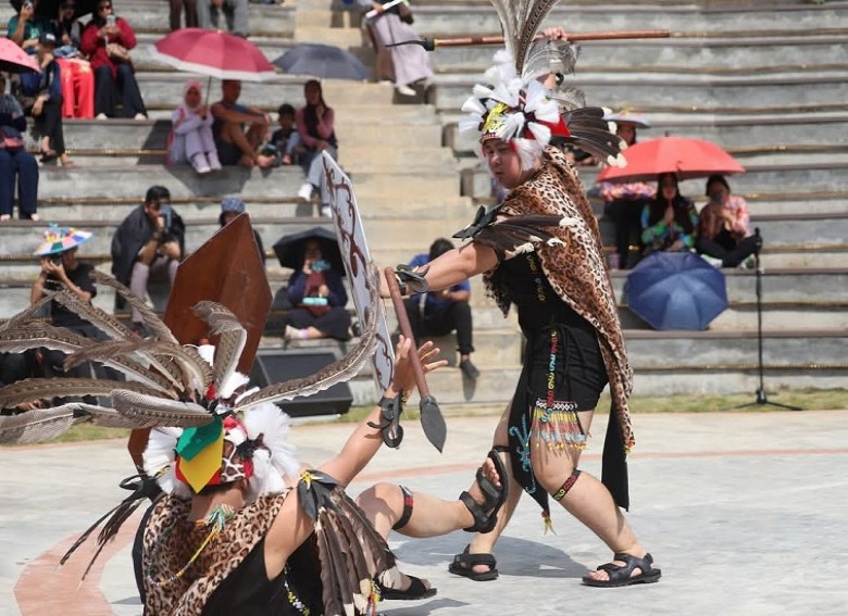 Kukar Tampilkan Kesenian Tari Topeng Kesultanan Kutai dan Tari Dayak Enggang di HUT ke- 50 Tahun TMII