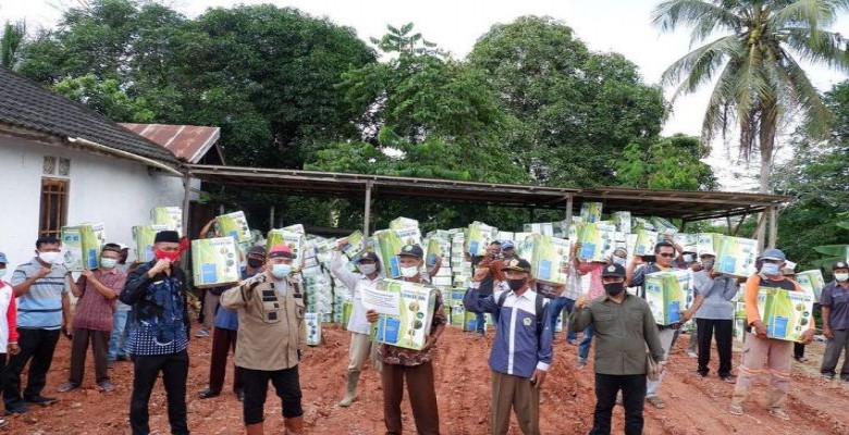 Bupati Kukar Salurkan Bantuan Alat Penyemprot Hama di Bukit Pariaman