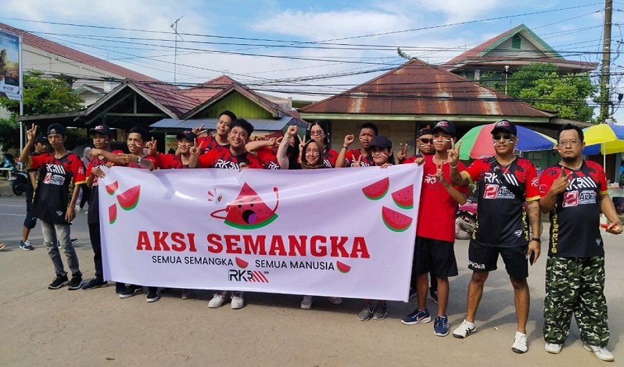 Ely Hartati dan Pemuda Tenggarong Bagikan Semangka Saat CFD, Bentuk Dukungan untuk Palestina