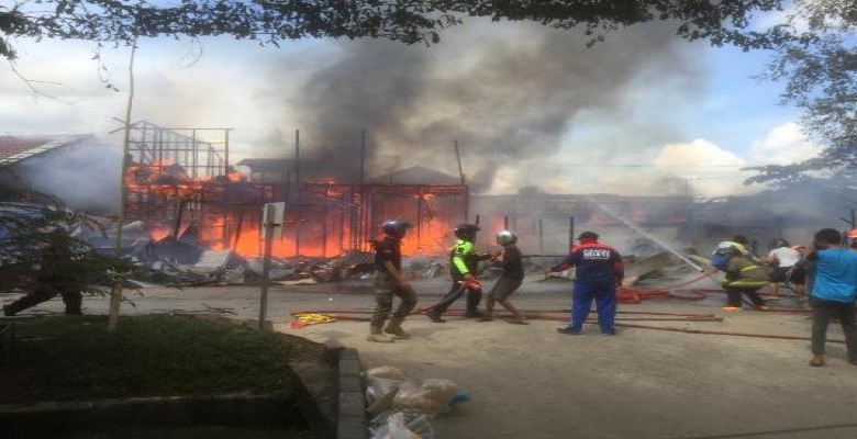 7 Kios Buah di Mangkurawang Hangus Terbakar