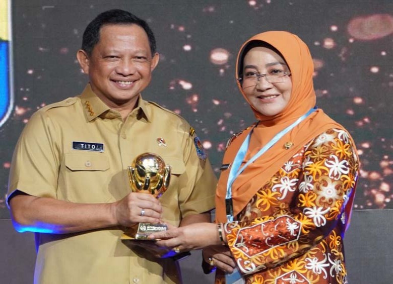 Bupati Sri Juniarsih Mas Terima Anugerah UHC Award 2023