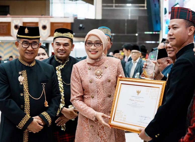 Pemprov Kaltim Berikan Penghargaan Kepada 17 Tokoh Berjasa