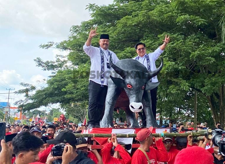 Diarak Menggunakan Ikon Banteng, Edi-Rendi Resmi Mendaftar Ke KPU Kukar