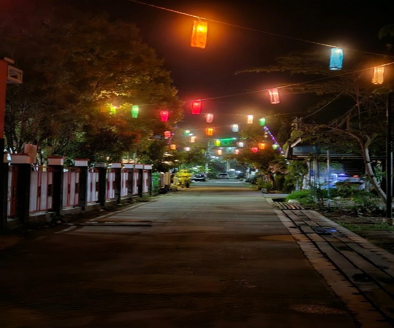 Sambut Bulan Ramadan, Warga Ruwan Tenggarong Hiasi Jalan Dengan Lampion Warna-warni