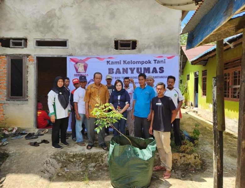 Kelompok Tani Banyumas Terima Bantuan Bibit Buah-buahan