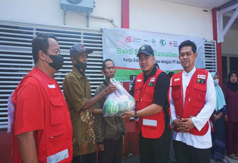 Berkah Ramadhan, PT Berau Coal Bersama LPM Bagikan Sembako Kepada Masyarakat yang Membutuhkan