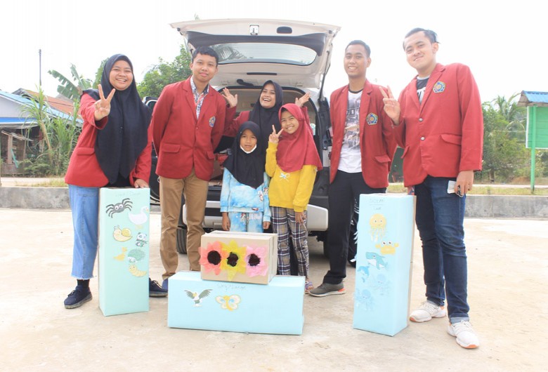 Mahasiswa Universitas Muhammadiyah Malang Perkenalkan EFL kepada Anak SD Desa Jongkang
