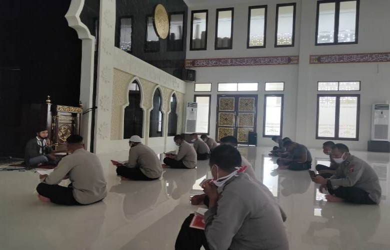 Perkuat Iman dan Taqwa, Brimob Polda Kaltim Laksanakan Binrohtal dengan Terapkan Prokes