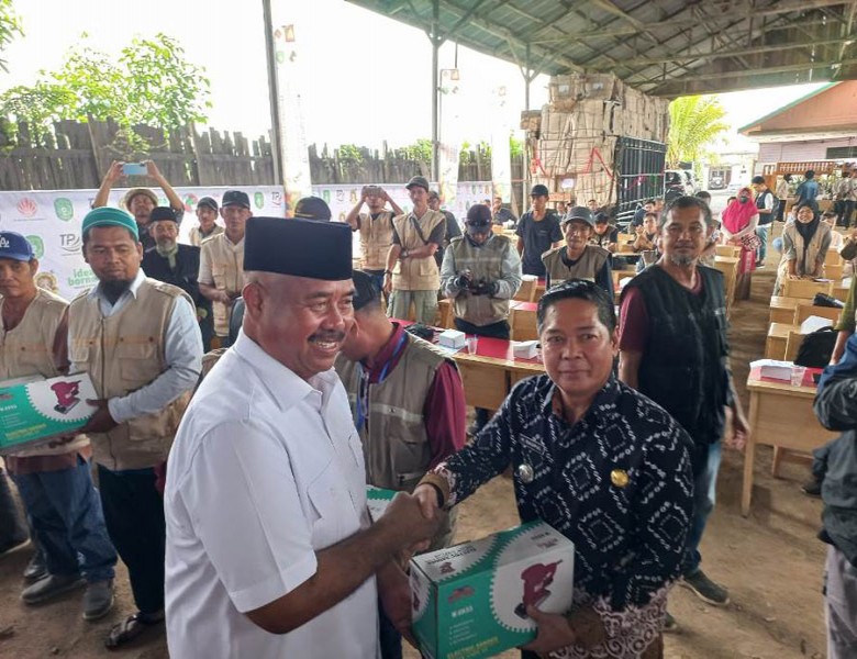 Bupati Edi Serahkan Bantuan Alat Pertukangan Kepada Kelompok Peserta yang Ikuti Pelatihan Furniture