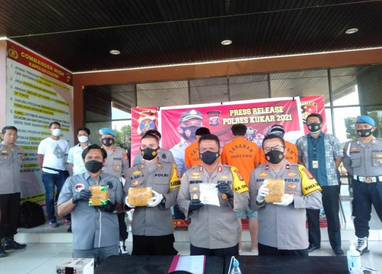 Bekuk Tiga Pengedar Narkoba, Polres Kukar Amankan 5,6 Kg Sabu Sabu