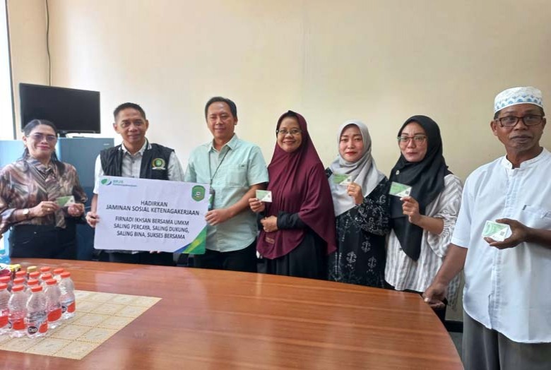 Firnadi Ikhsan Serahkan Kartu BPJS Ketenagakerjaan Kepada Pelaku UMKM di Tenggarong