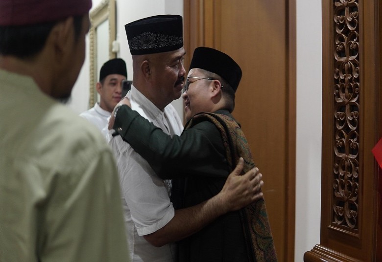 Pelukan Hangat Jadi Pembuka Silaturahmi Rendi Solihin ke Kediaman Edi Damansyah