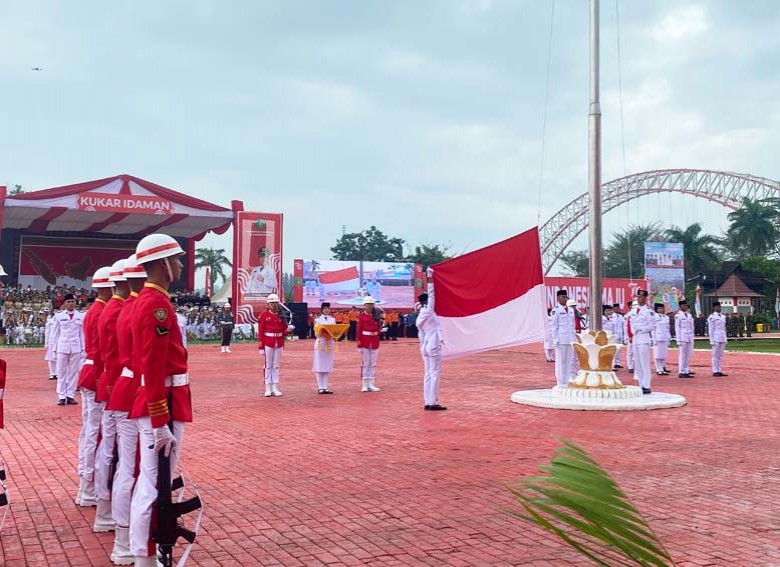 Rintik Hujan 'Iringi' Upacara Pengibaran Merah Putih HUT RI Ke 79 di Kabupaten Kukar