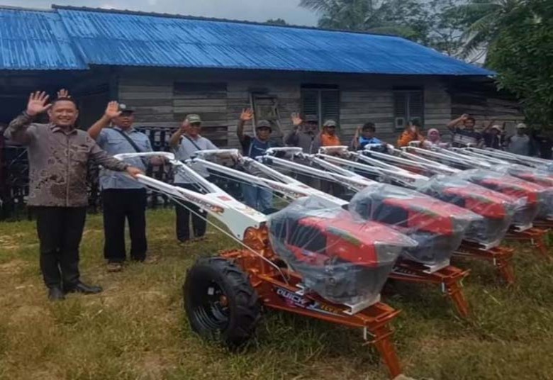 Seno Aji Serahkan Bantuan Hand Traktor kepada Kelompok Tani Tenggarong Seberang