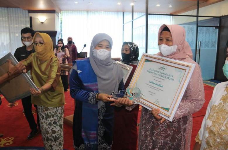Hari Kartini, 10 Perempuan di Kaltim Terima Penghargaan OASE KIM