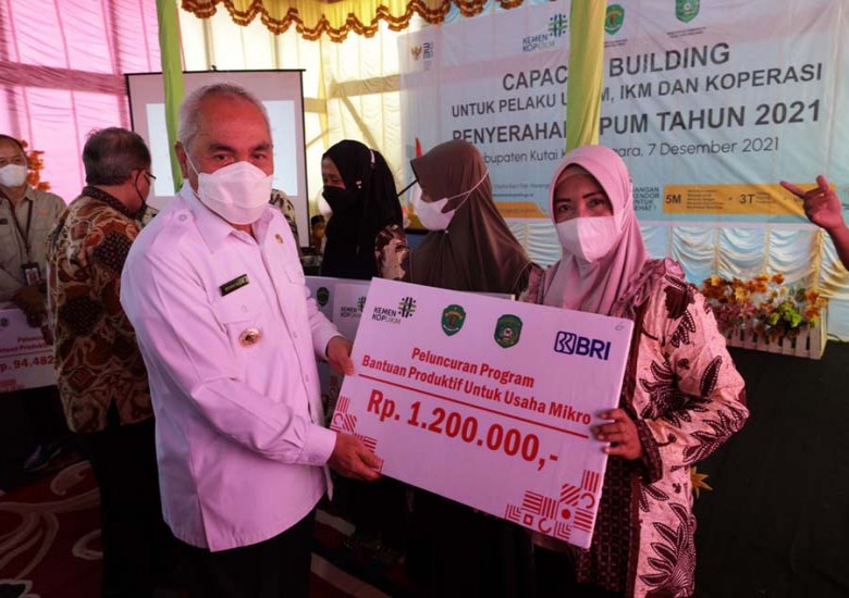 Buka Capacity Building untuk Pelaku UMKM, IKM dan Koperasi, Gubernur Berharap Masyarakat Jangan Putus Asa Dalam Berusaha