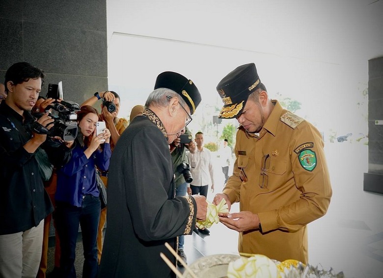 Hari Pertama Masuk Kantor Gubernur Kaltim, Gubernur Rudy dan Wagub Seno Ikuti Pemberian Tepung Tawar