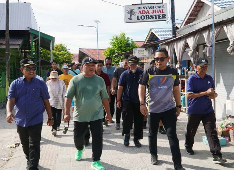 Susuri Pulau Derawan Wabup Gamalis Sapa Warga hingga Berdialog dengan Turis Asing : Pastikan Kenyamanan Masyarakat dan Wisatawan