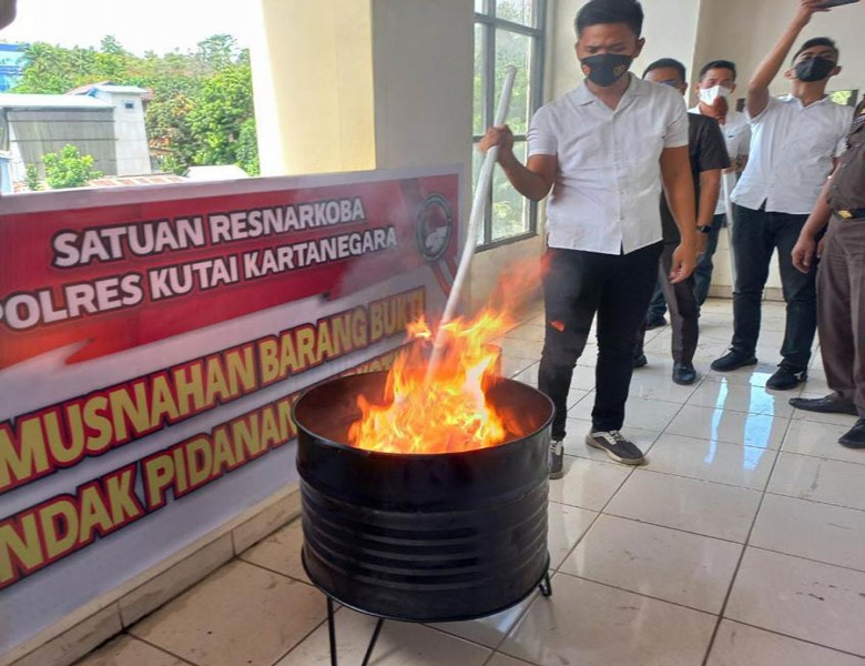 Polres Kukar Musnahkan Sabu Sabu Hasil Tangkapan Selama Juli-Agustus 2022