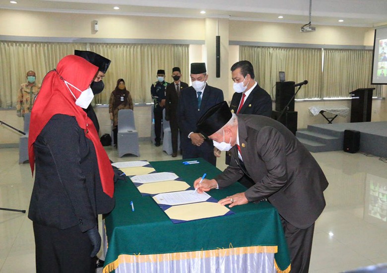 Lantik Pejabat Fungsional dan Penyerahan SK Kenaikan Pangkat