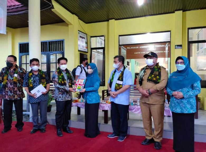 Wagub Hadi Mulyadi Resmikan Perpustakaan Ka'Entoman di Pulau Maratua