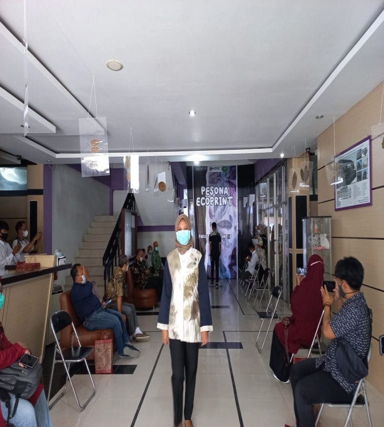 Fakultas Pertanian Unikarta Gelar Peragaan Busana