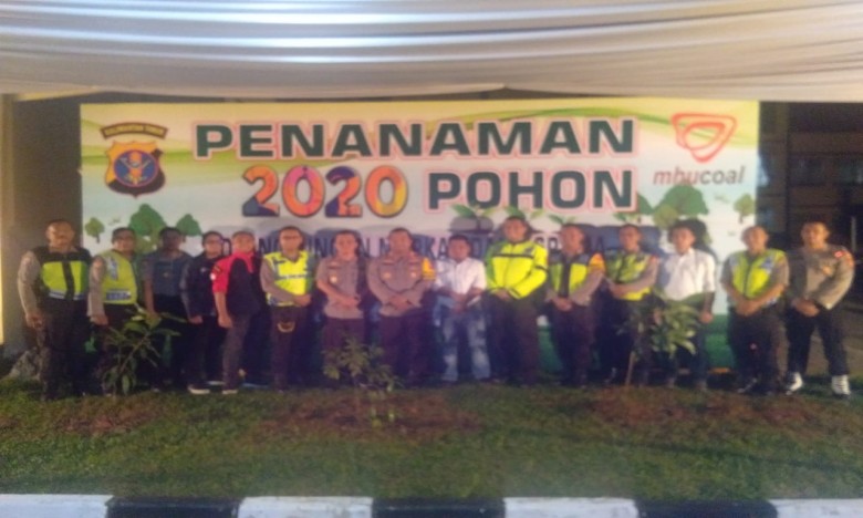 Pergantian Tahun, Polres Kukar Tanam 2020 Pohon