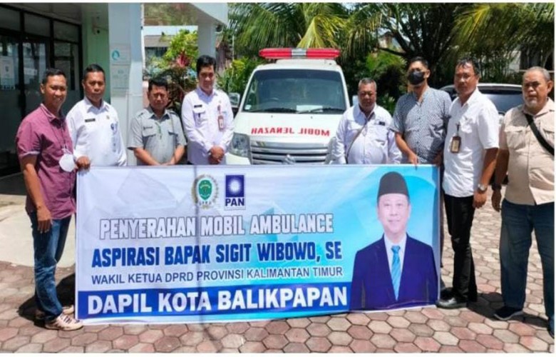 Sigit Wibowo Serahkan Dua Unit Mobil Ambulance di Balikpapan