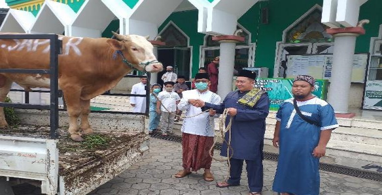 Anggota DPRD Kukar Saparuddin Kurban 3 Ekor Sapi