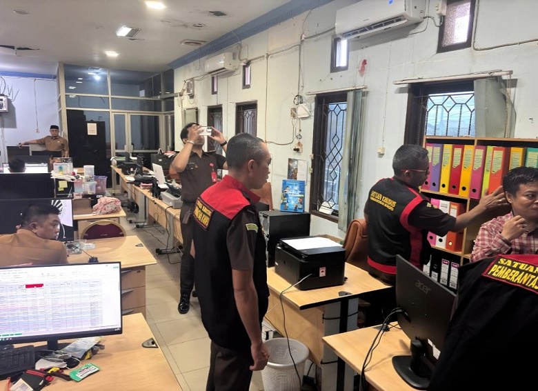 Kejati Kaltim Geledah Kantor Disdikbud Kukar, Selidiki Dugaan Penyalahgunaan TPP Guru dan Insentif Non-ASN