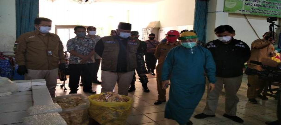 Bupati Edi Tinjau Rapid Test Massal di Pasar Mangkurawang, Akan Dipasang Tanda Jarak Aman