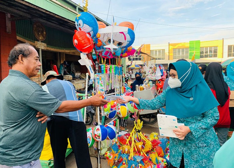Belanja di Pasar dan Membagikan 2.000 Masker, PKK Berau Bantu Masyarakat Ditengah Pandemi Covid-19