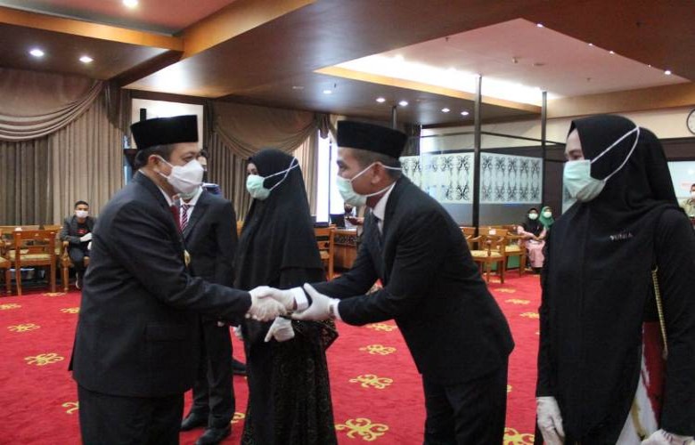 Wagub Hadi Mulyadi Lantik Anggota KI Kaltim Periode 2020-2024