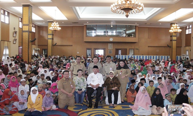 Gubernur Santuni 2.000 Anak Yatim Piatu