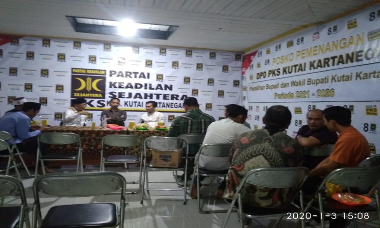 Edi Serahkan Formulir Pendaftaran ke PKS