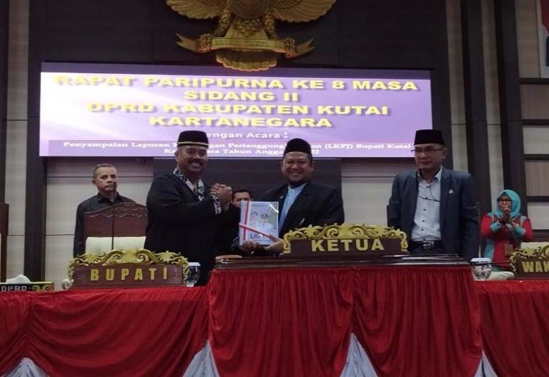 Rapat Paripurna ke-8, Bupati Edi Damansyah Serahkan LKPJ 2022 ke DPRD Kukar