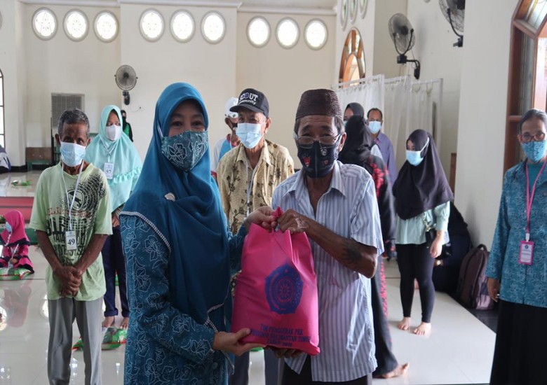 TP PKK Bagi Sembako di Sengkotek