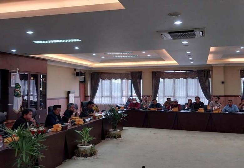 Tuntut Infrastruktur Jalan dan Jembatan, Kepala Desa dan BPD Marangkayu Datangi DPRD Kukar