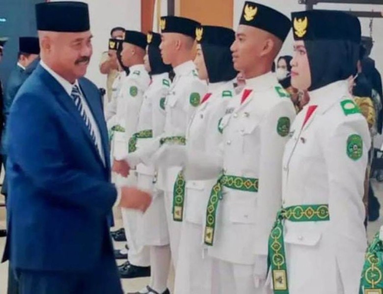 Bupati Edi Kukuhkan 35 Anggota Paskibraka Kukar 2022