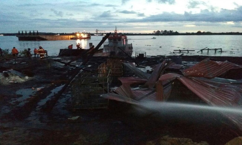 Kapal Bermuatan Bahan Bakar Terbakar