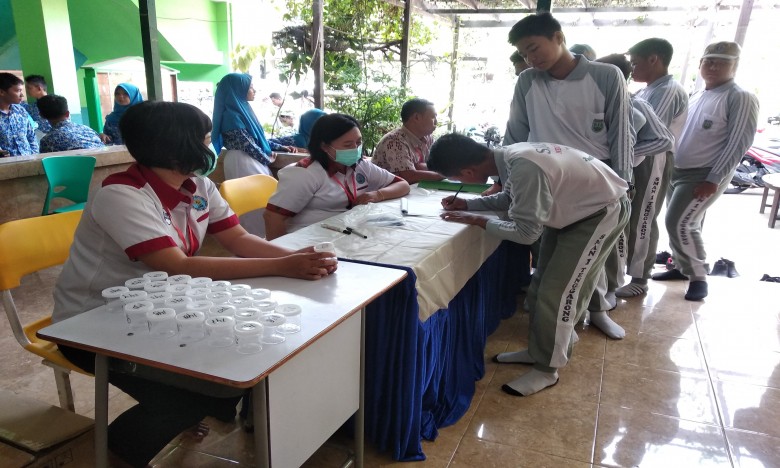 Ratusan Siswa SMAN 1 Tenggarong Jalani Tes Urine