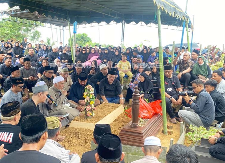 Pemakaman Ketua DPRD Kukar Junaidi, Edi Damansyah : Almarhum Sosok Pekerja Keras dan Cerdas
