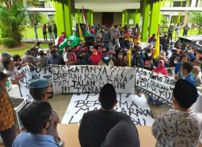Puluhan Warga Loa Tebu Demo ke DPRD Kukar, Tuntut Perbaikan Jalan