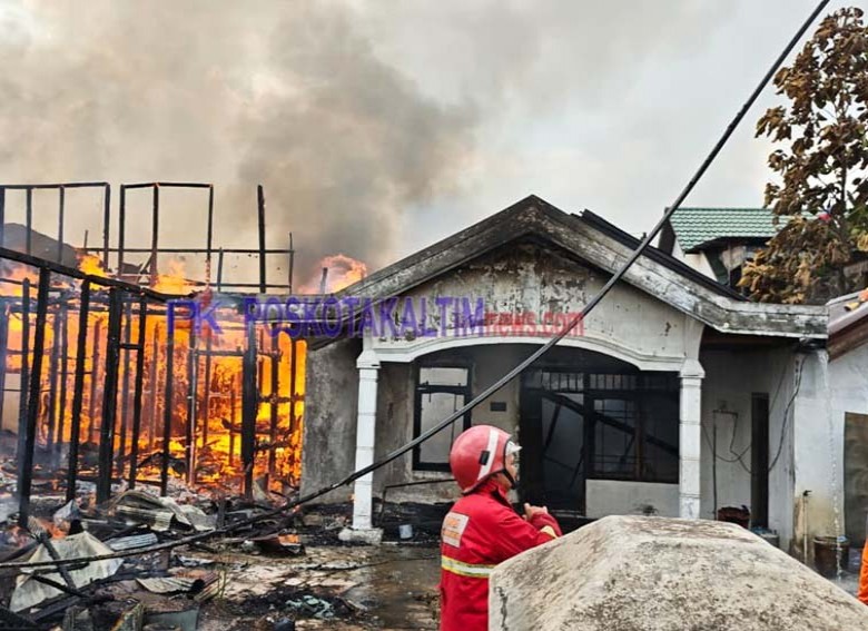 Kebakaran Hanguskan 4 Rumah di Timbau Tenggarong, Petugas Terkendala Air Surut dan Akses