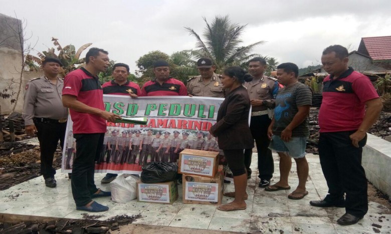 8 Polisi DSD/SDS Angkatan 1997-1998 Salurkan Bantuan Korban Kebakaan Tenggarong Seberang