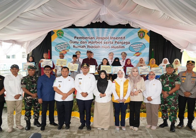 Wagub Seno Serahkan Insentif Kepada Guru dan Marbot di PPU